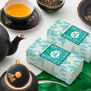 Des étiquettes Natureflex sur des boites de thé